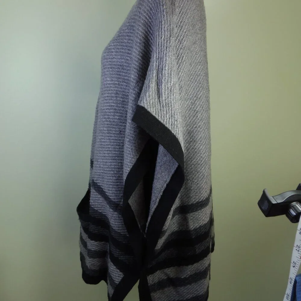 J.‎ Jill Elegant Gray w/Black Poncho Wool Blend Sz. OS and POCKETS